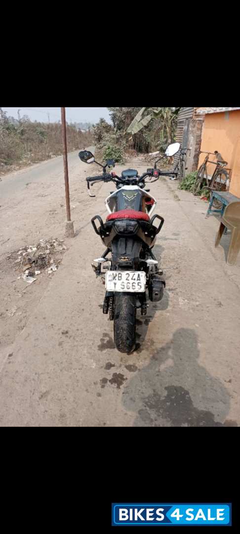 White Hero Xtreme 160R BS6