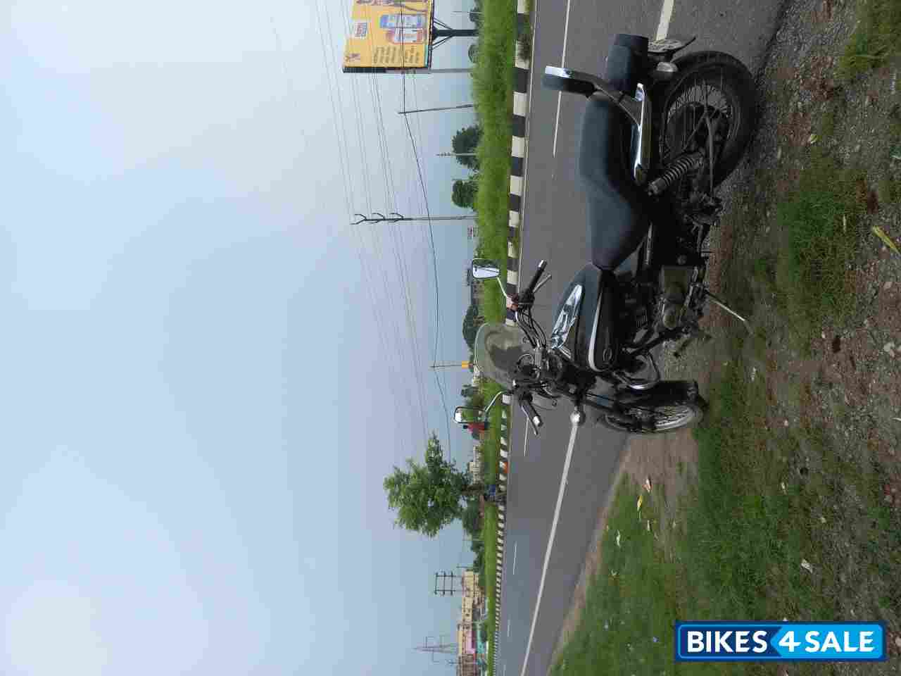 Black And Voilet Bajaj Avenger Cruise 220