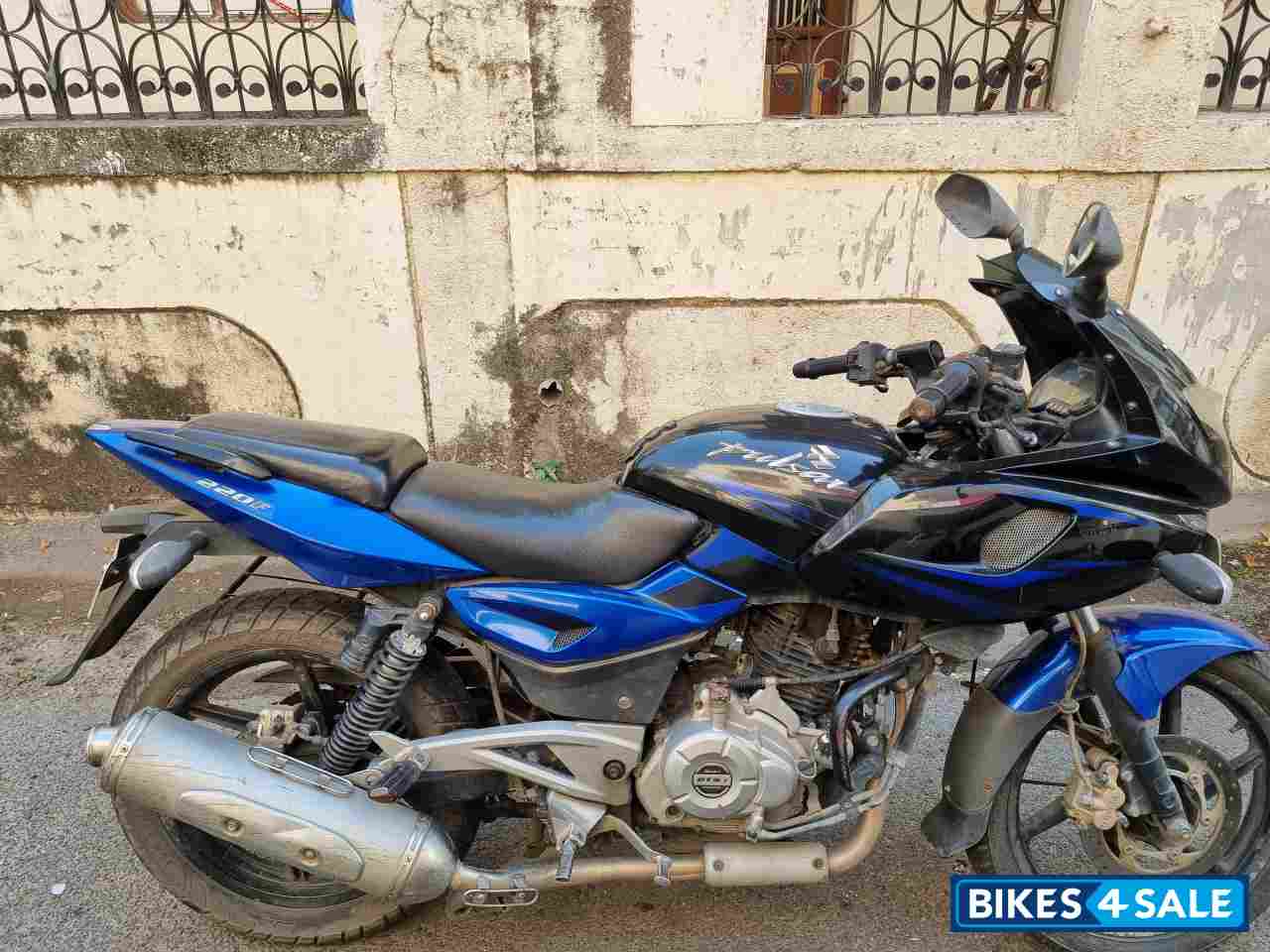 Blue Bajaj Pulsar 220F
