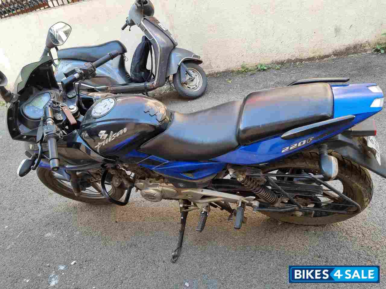 Blue Bajaj Pulsar 220F