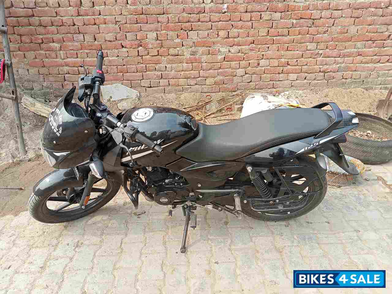 Black Bajaj Pulsar 125 Carbon Fibre Disc Single Seat