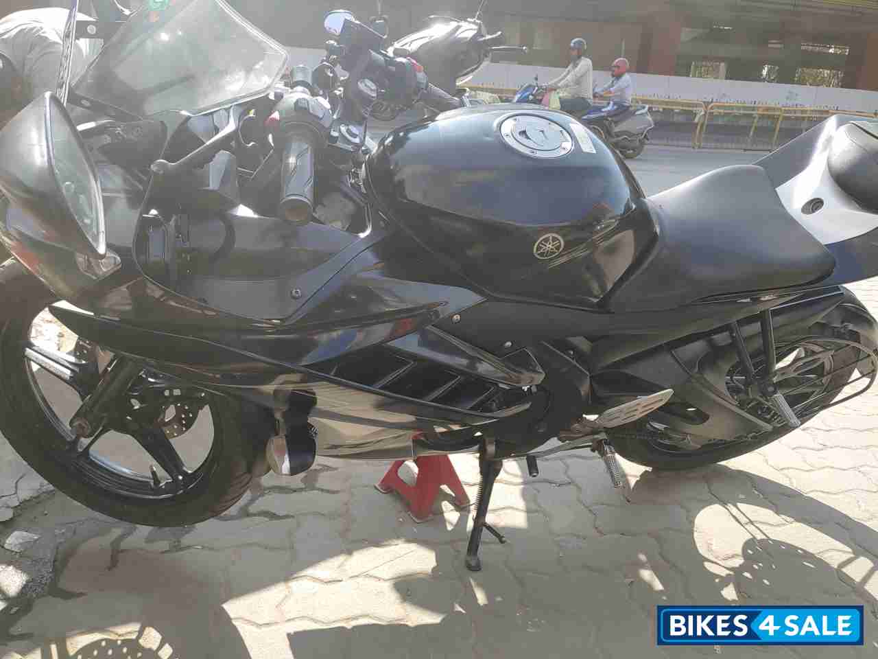 Black Silver Yamaha YZF R15 V2