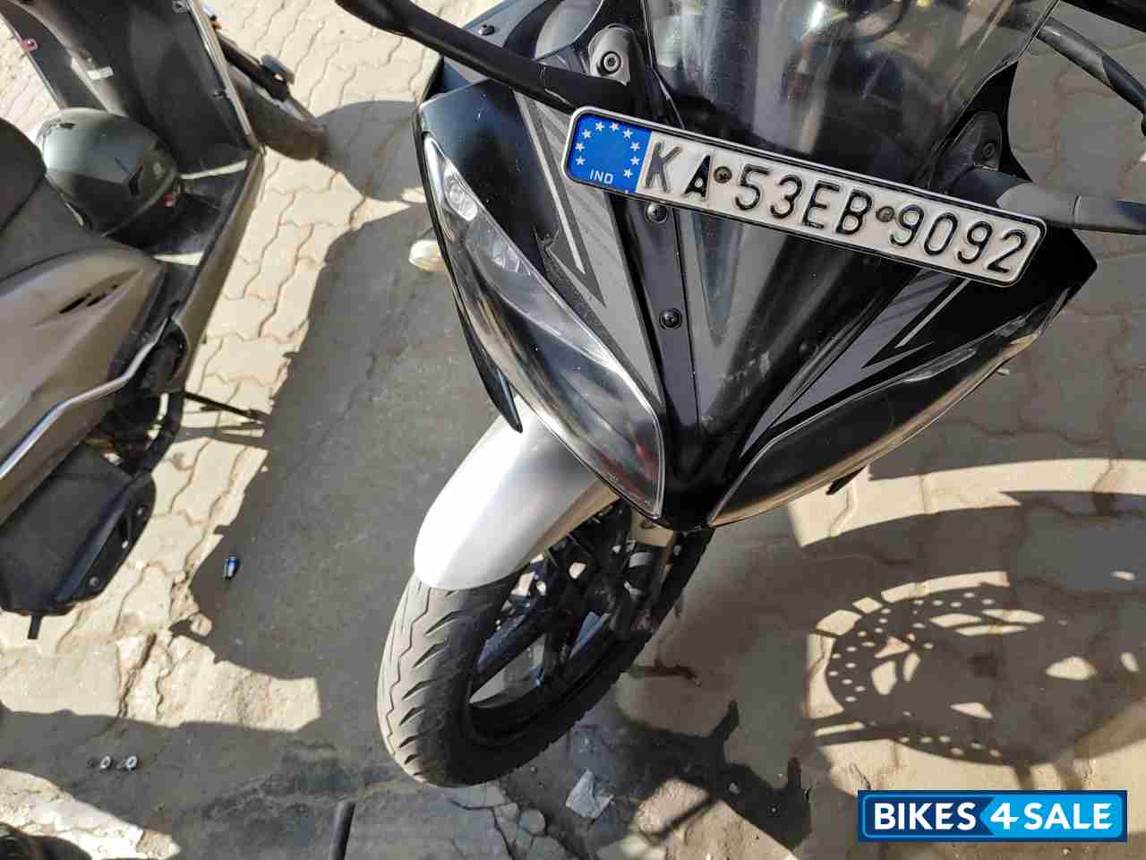 Black Silver Yamaha YZF R15 V2