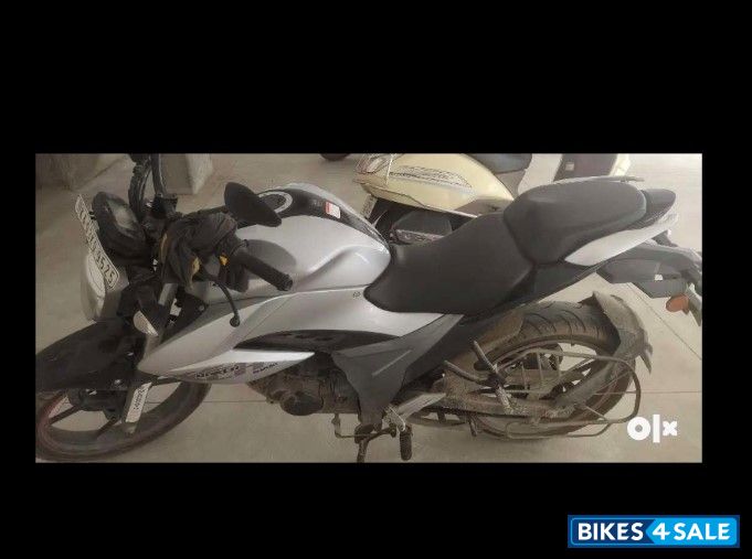 Grey Suzuki Gixxer 150