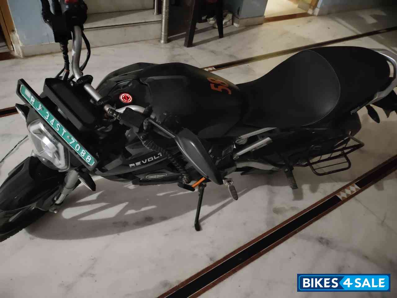 Black Shadow Revolt RV 400