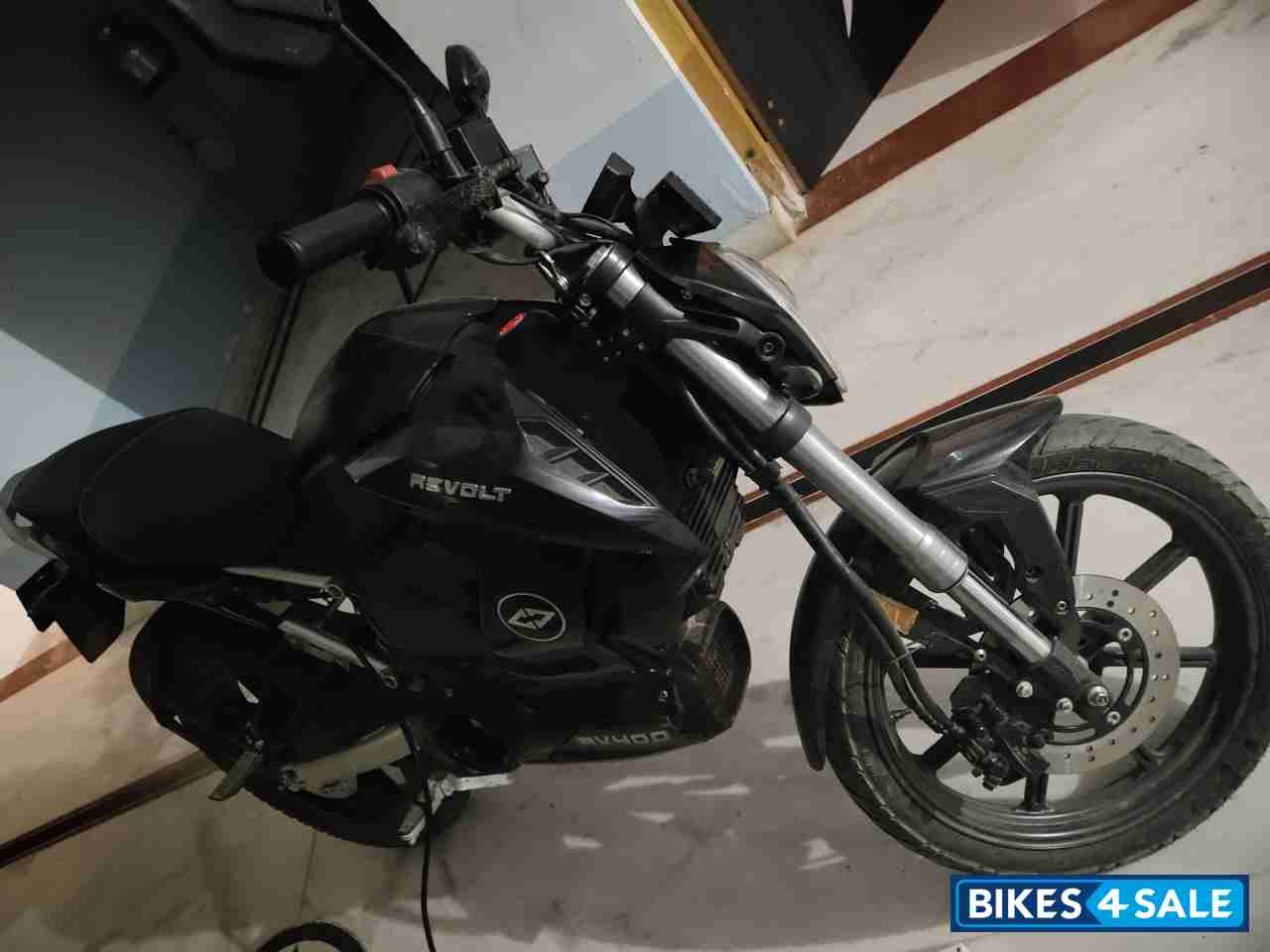 Black Shadow Revolt RV 400 Black Shadow Revolt RV 400