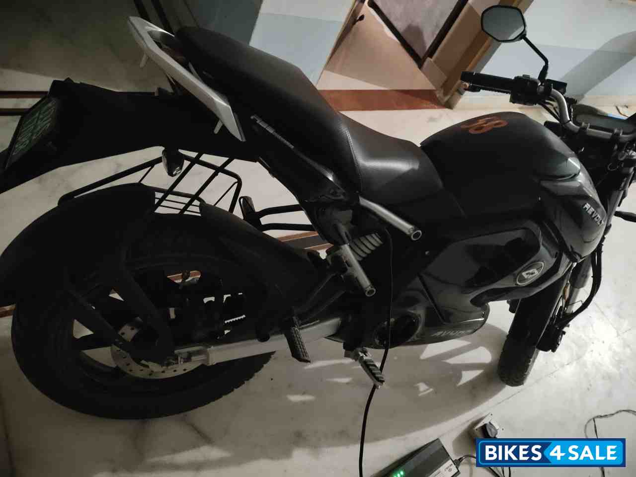 Black Shadow Revolt RV 400 Black Shadow Revolt RV 400