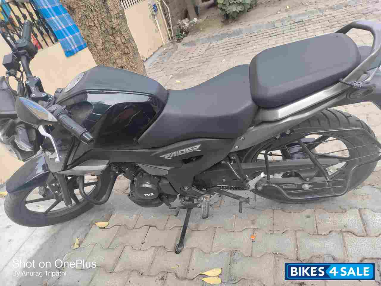 Black TVS Raider 125