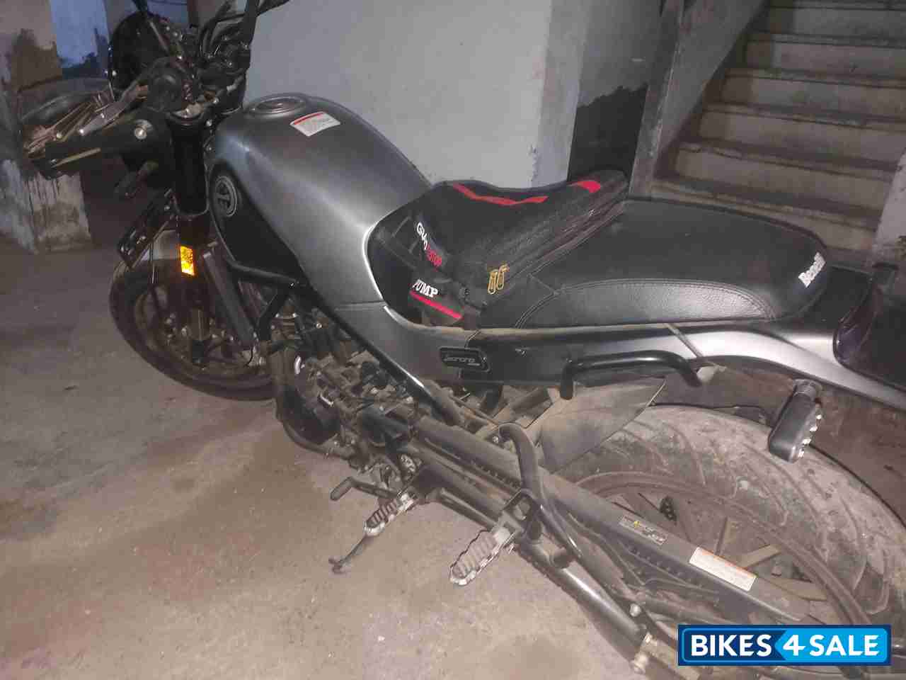 Silver Benelli Leoncino 500 BS6
