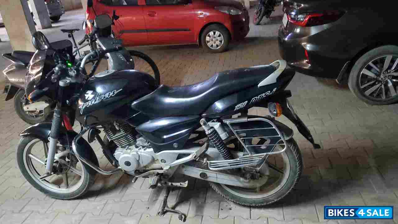 Black Bajaj Pulsar 150 Black Bajaj Pulsar 150