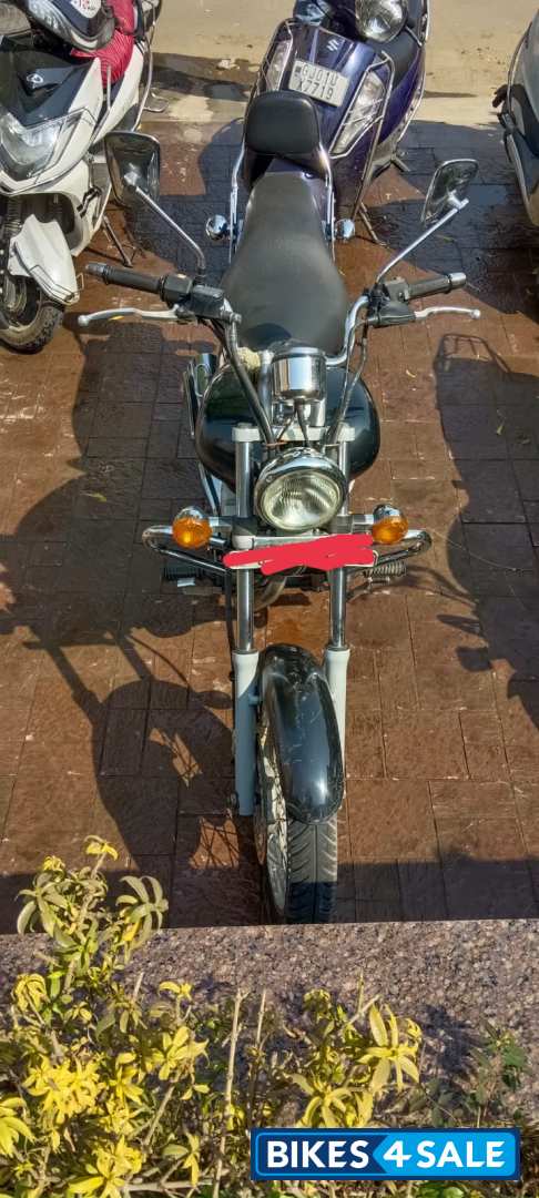 Black Bajaj Avenger Cruise 220