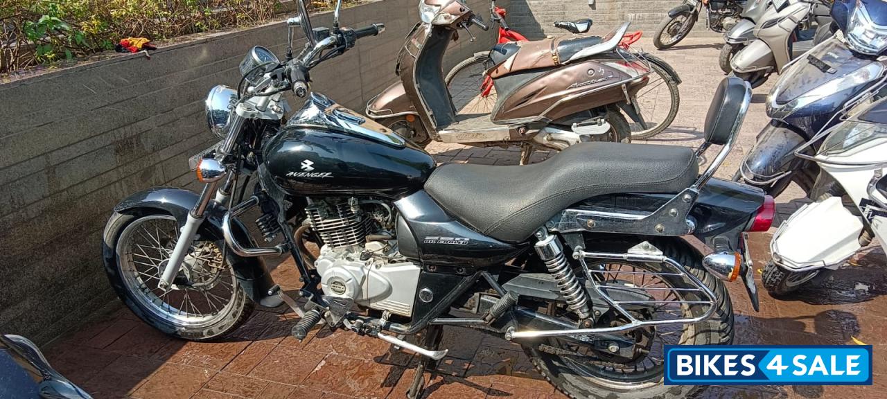 Black Bajaj Avenger Cruise 220 Black Bajaj Avenger Cruise 220