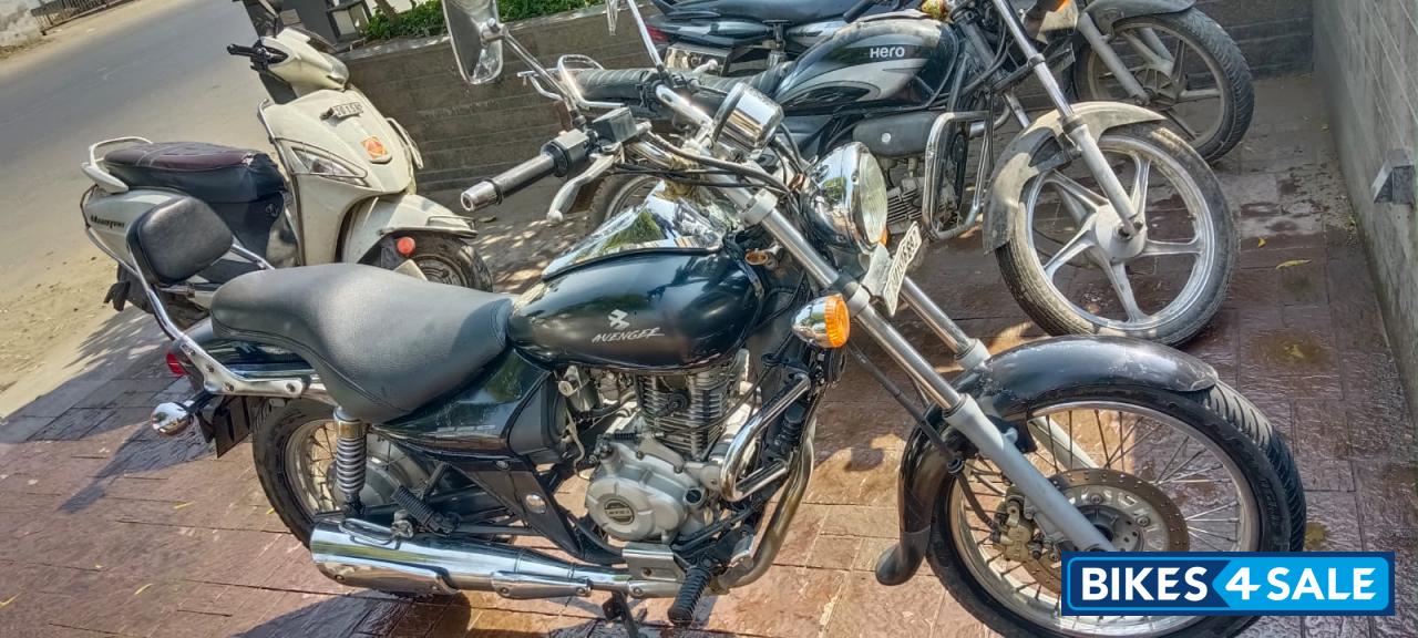 Black Bajaj Avenger Cruise 220 Black Bajaj Avenger Cruise 220