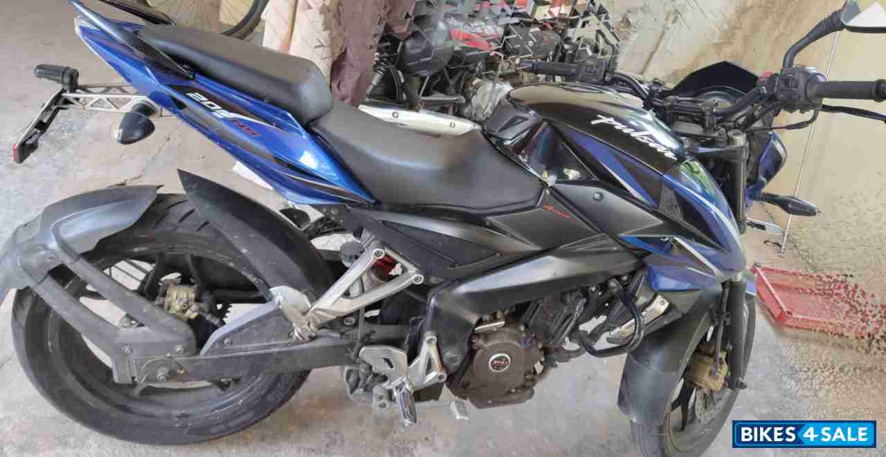 Blue Bajaj Pulsar NS200