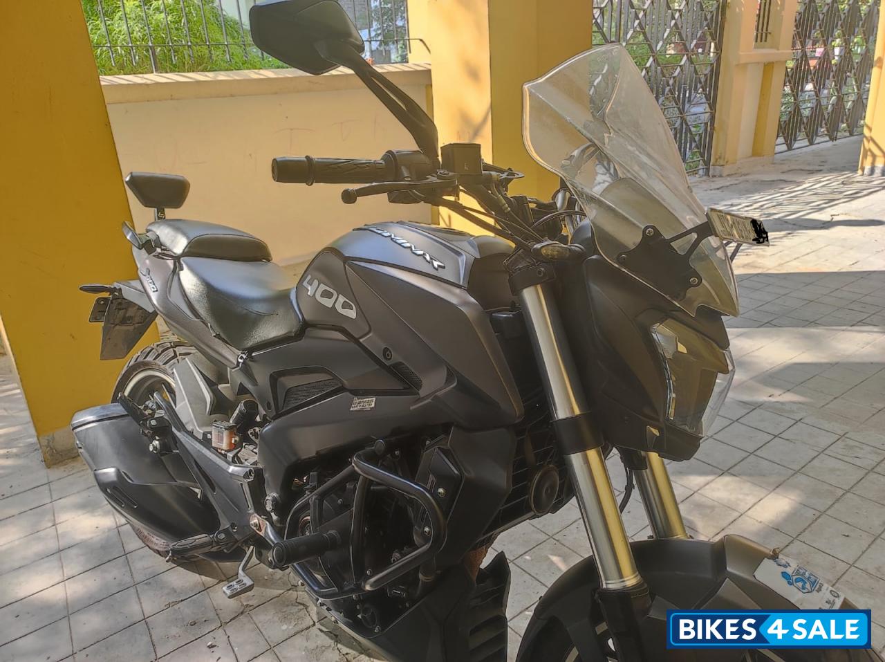 Black Bajaj Dominar 400