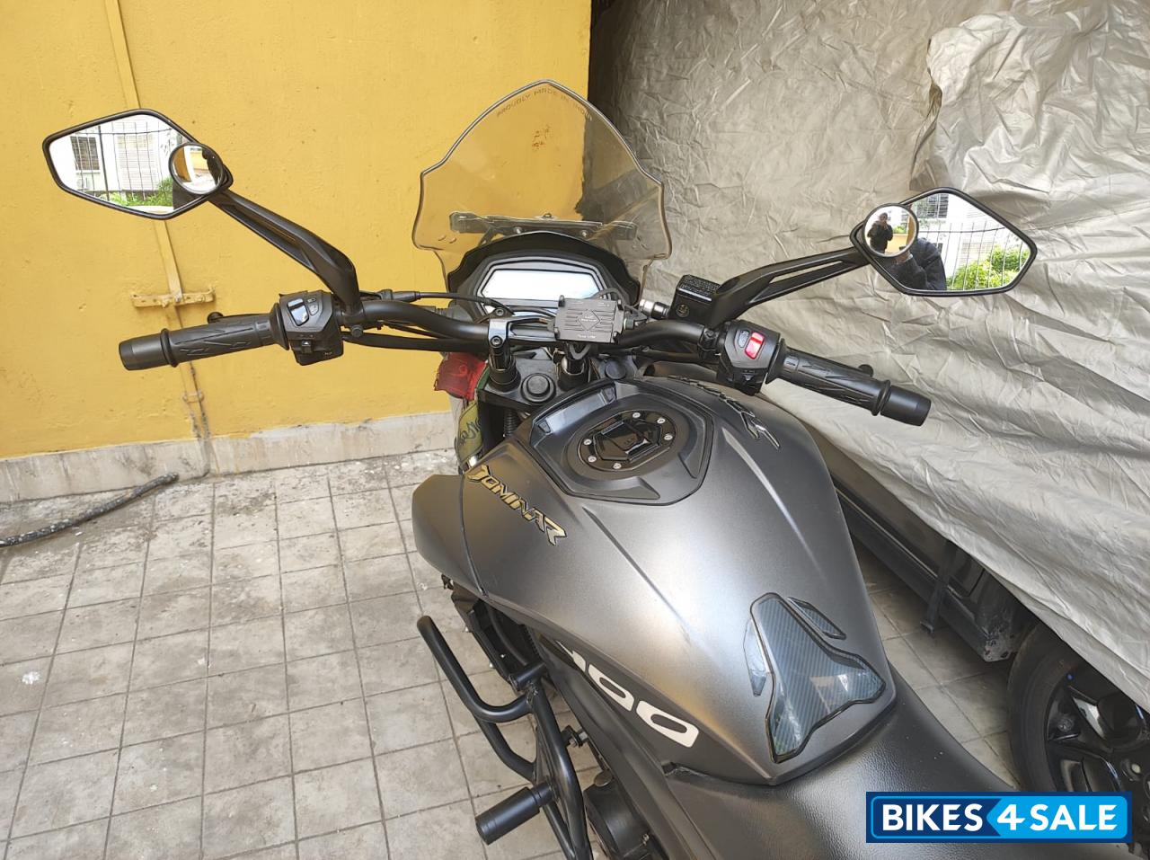 Black Bajaj Dominar 400