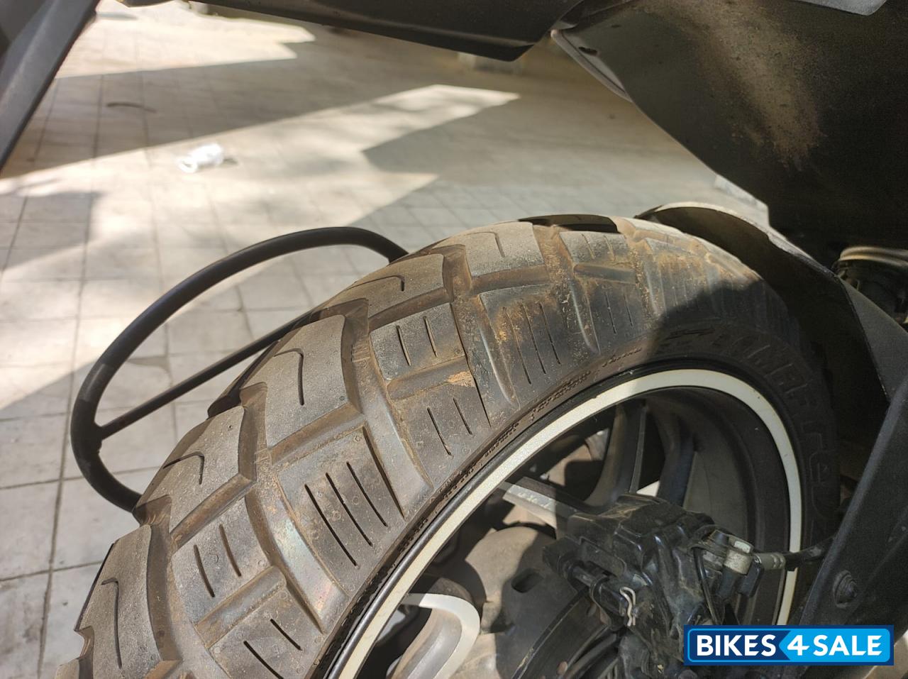 Black Bajaj Dominar 400