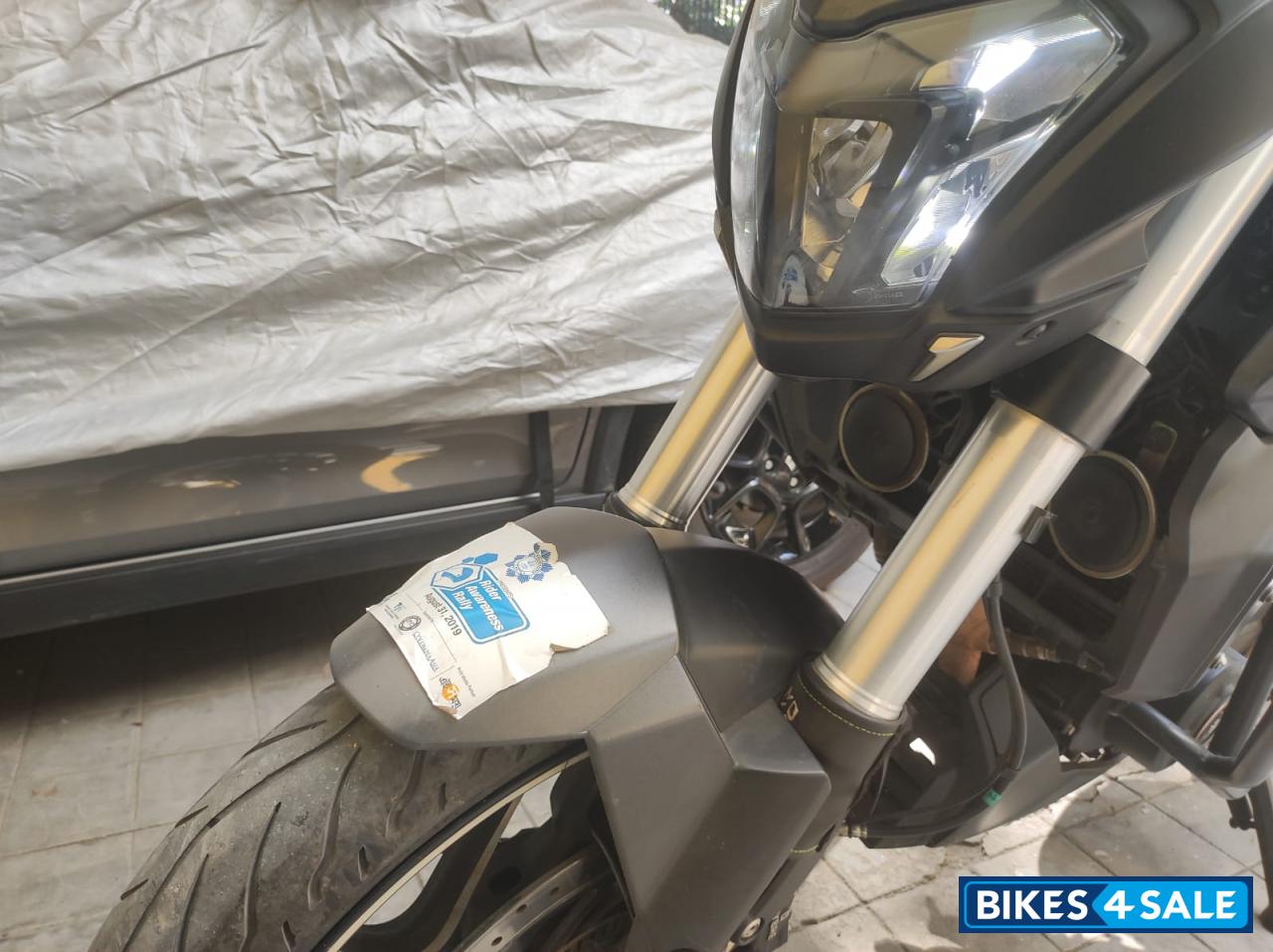 Black Bajaj Dominar 400