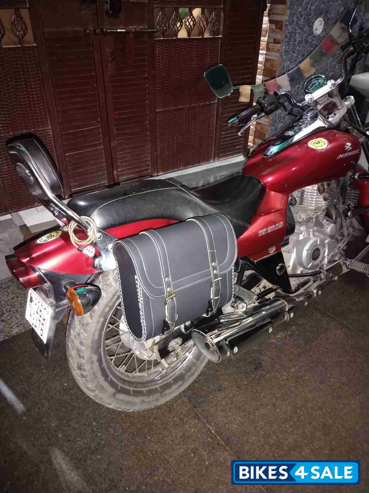 Wine Red Bajaj Avenger 220 DTS-i