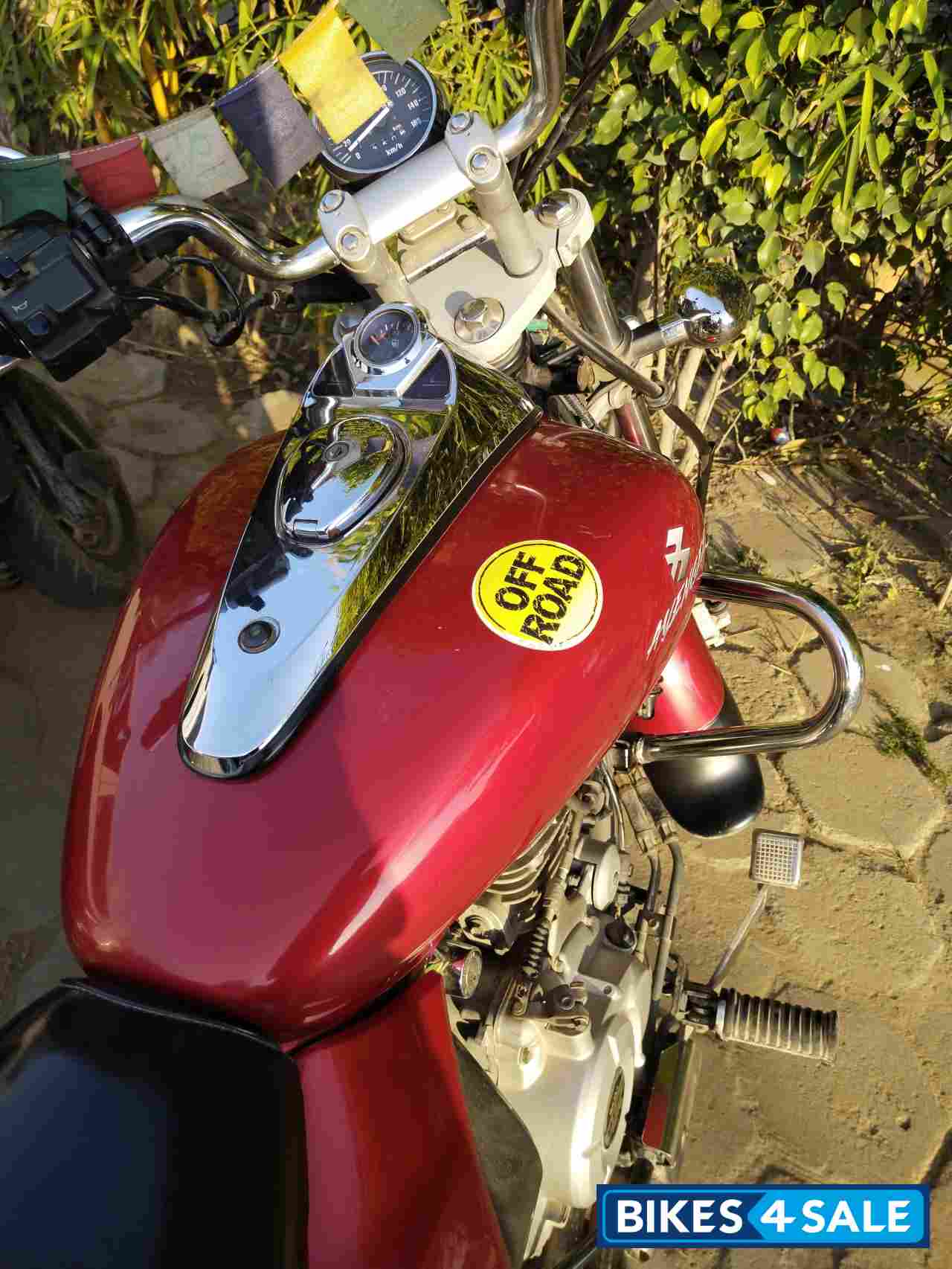 Wine Red Bajaj Avenger 220 DTS-i
