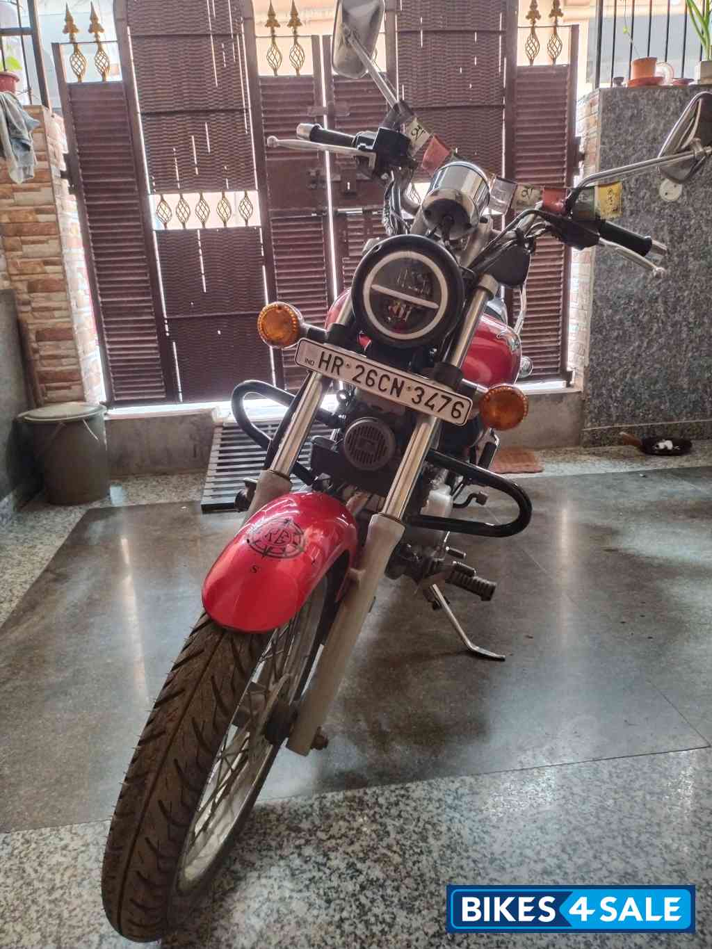 Wine Red Bajaj Avenger 220 DTS-i