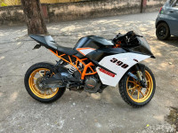 White KTM RC 390