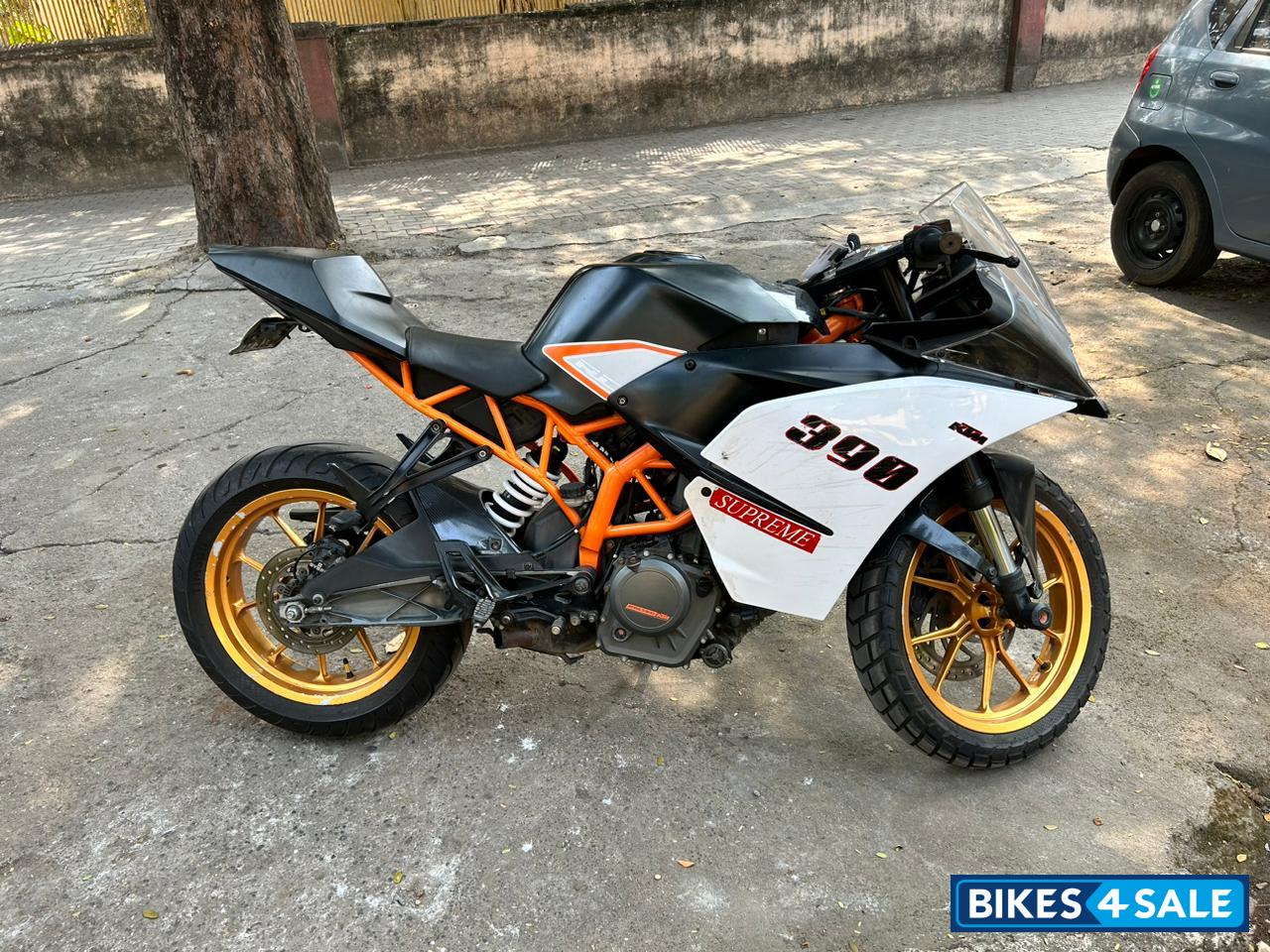 White KTM RC 390 White KTM RC 390