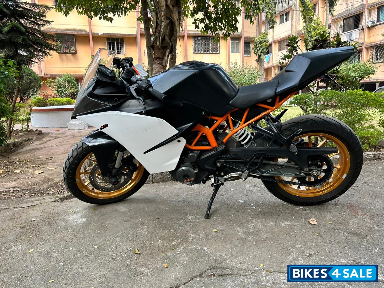 White KTM RC 390 White KTM RC 390