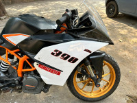 White KTM RC 390