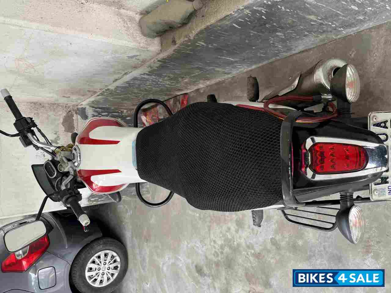 Pearl White Bajaj V15