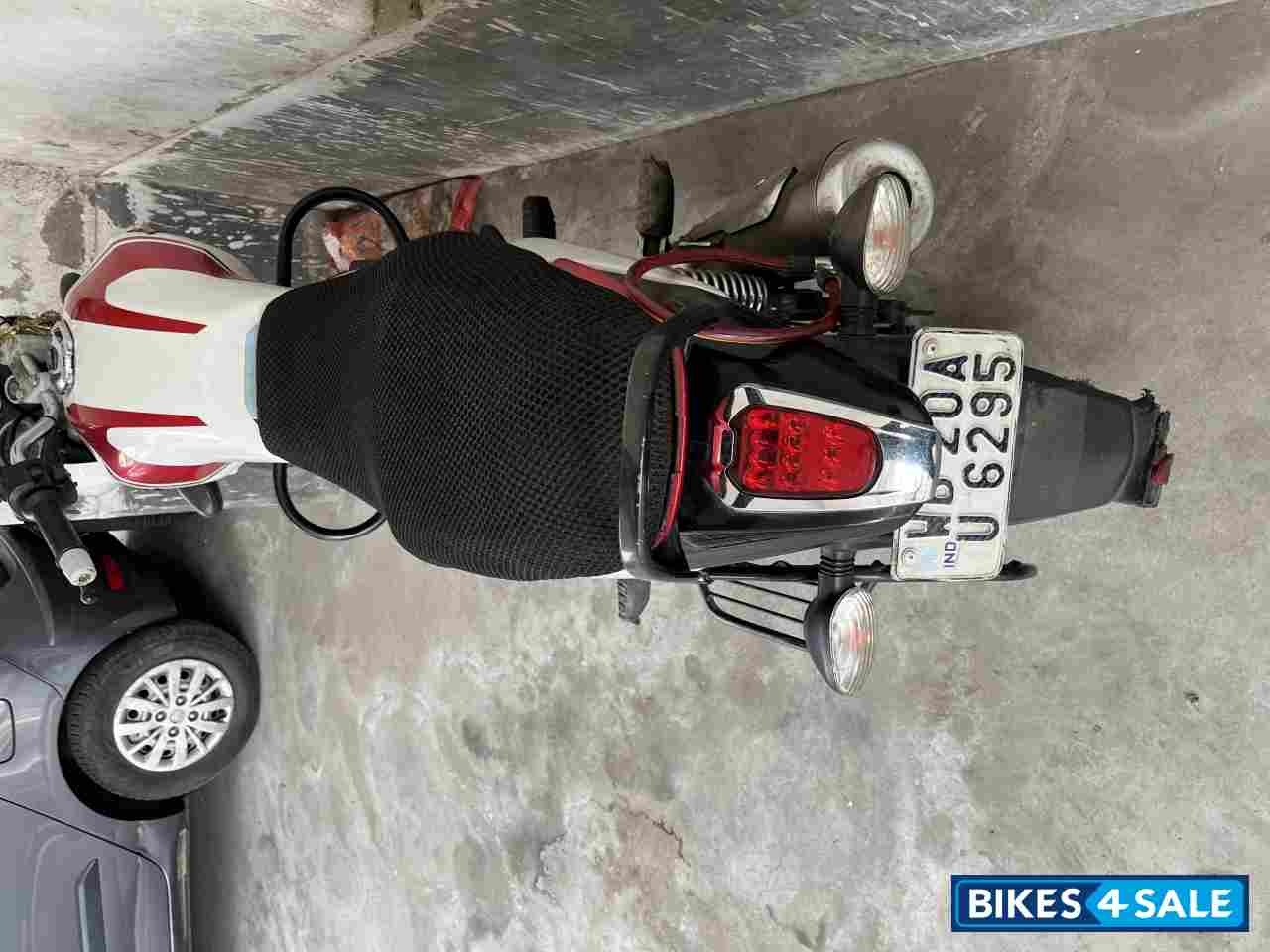 Pearl White Bajaj V15