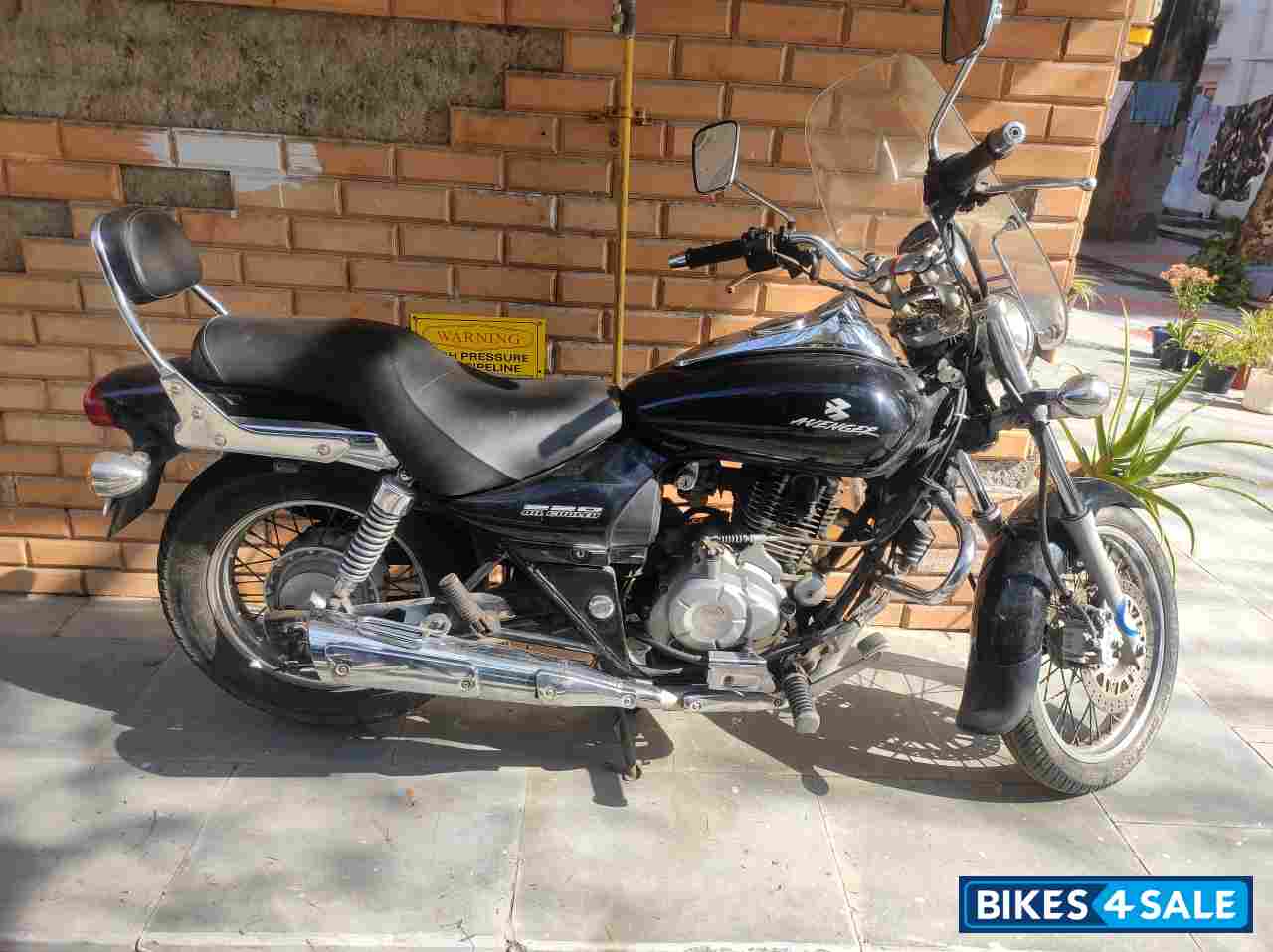 Black Bajaj Avenger 220 DTS-i