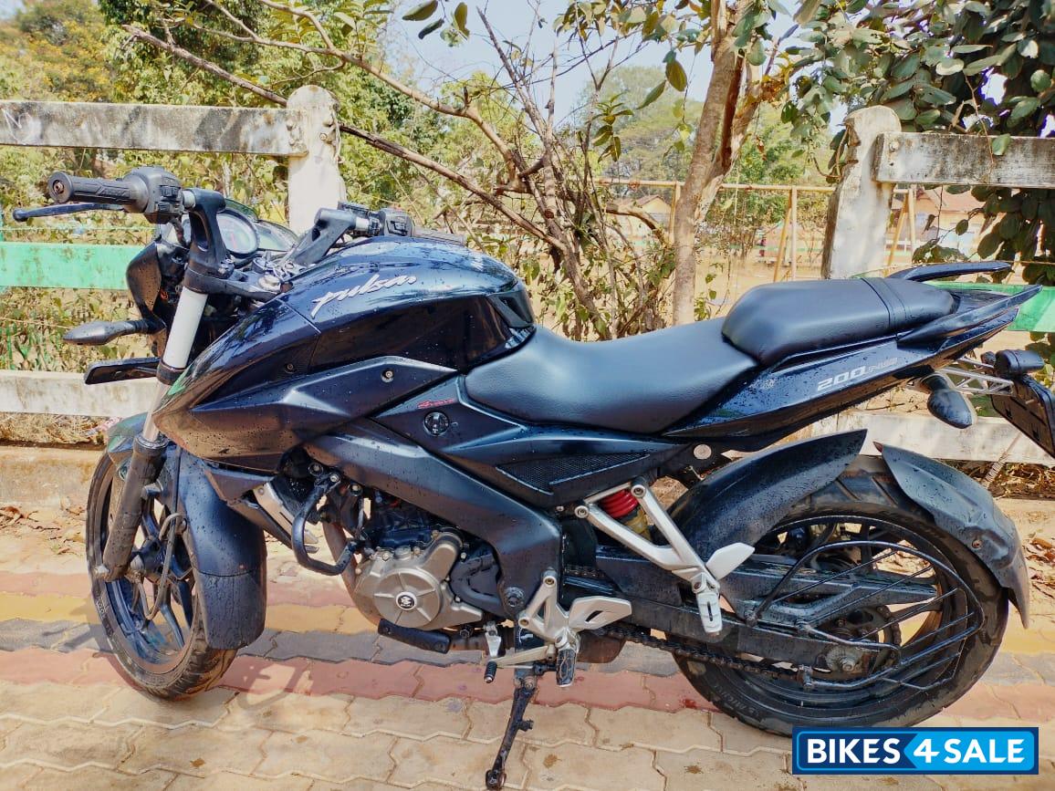Black Bajaj Pulsar NS200