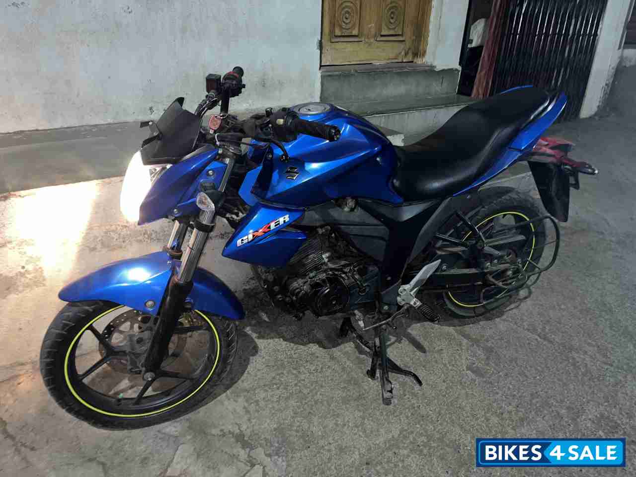 Blue Suzuki Gixxer SF