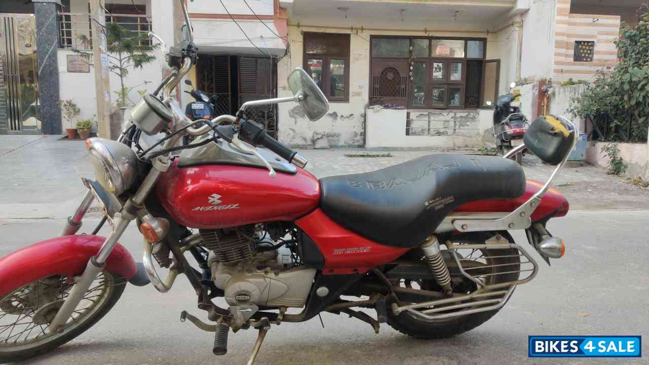 Bajaj Avenger 220 DTS-i