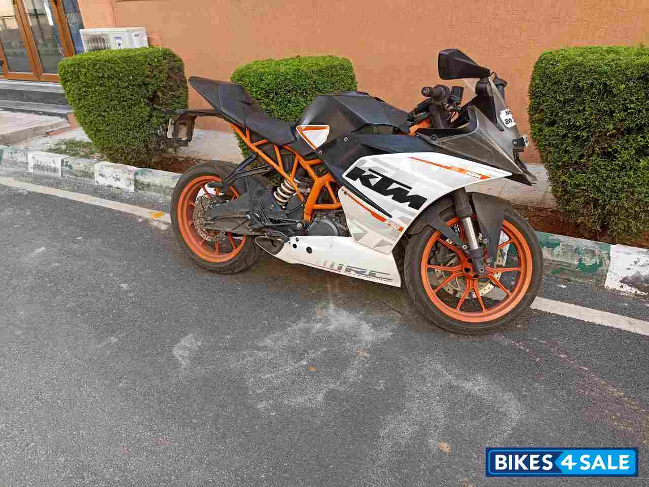 White KTM RC 390