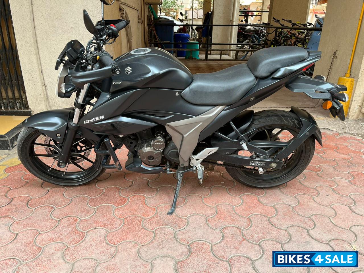 Black Suzuki Gixxer 250