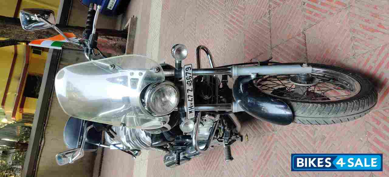 Black Bajaj Avenger Cruise 220