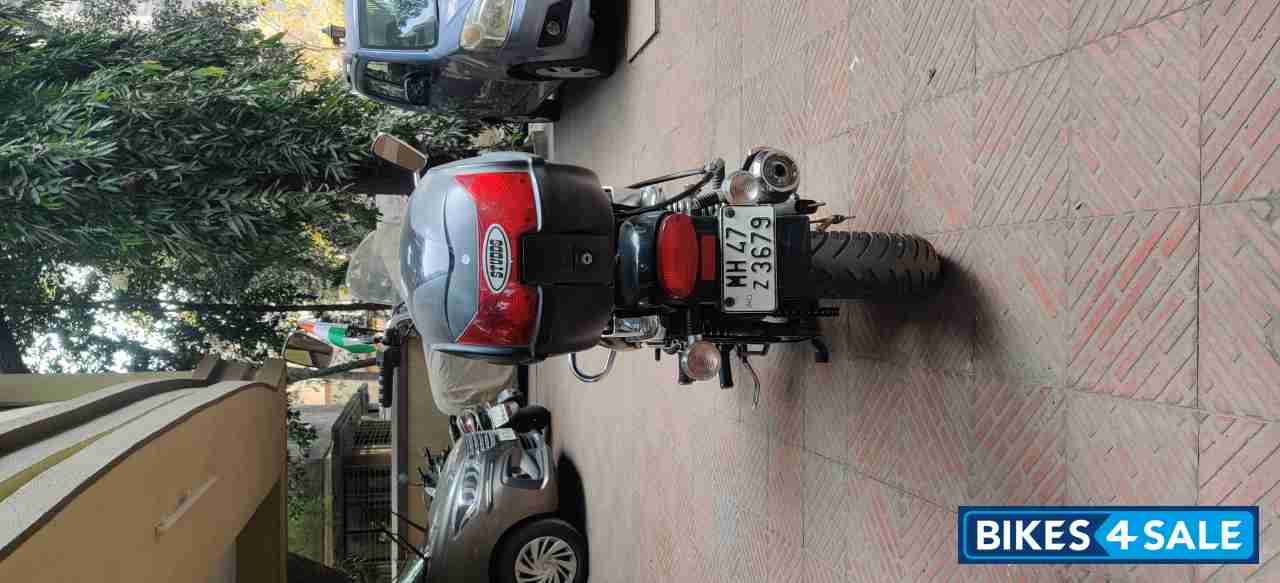Black Bajaj Avenger Cruise 220