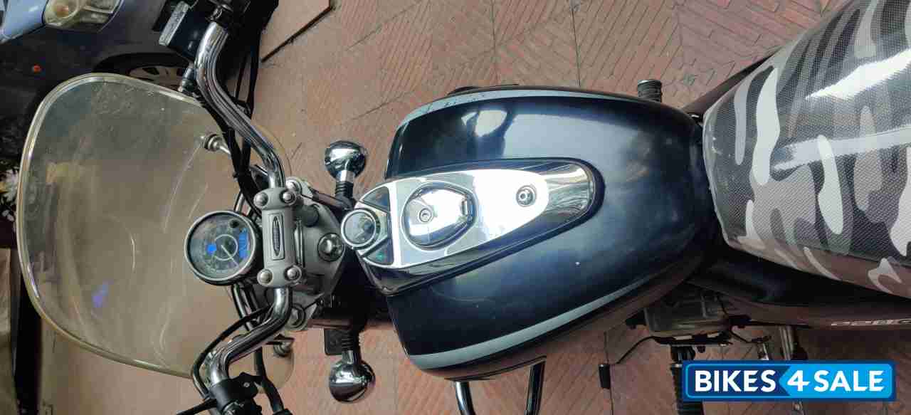 Black Bajaj Avenger Cruise 220