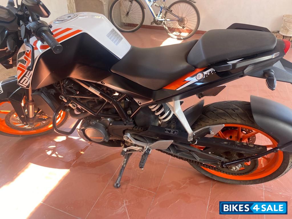 White KTM Duke 125