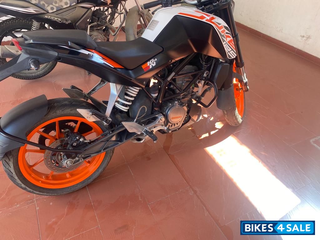 White KTM Duke 125