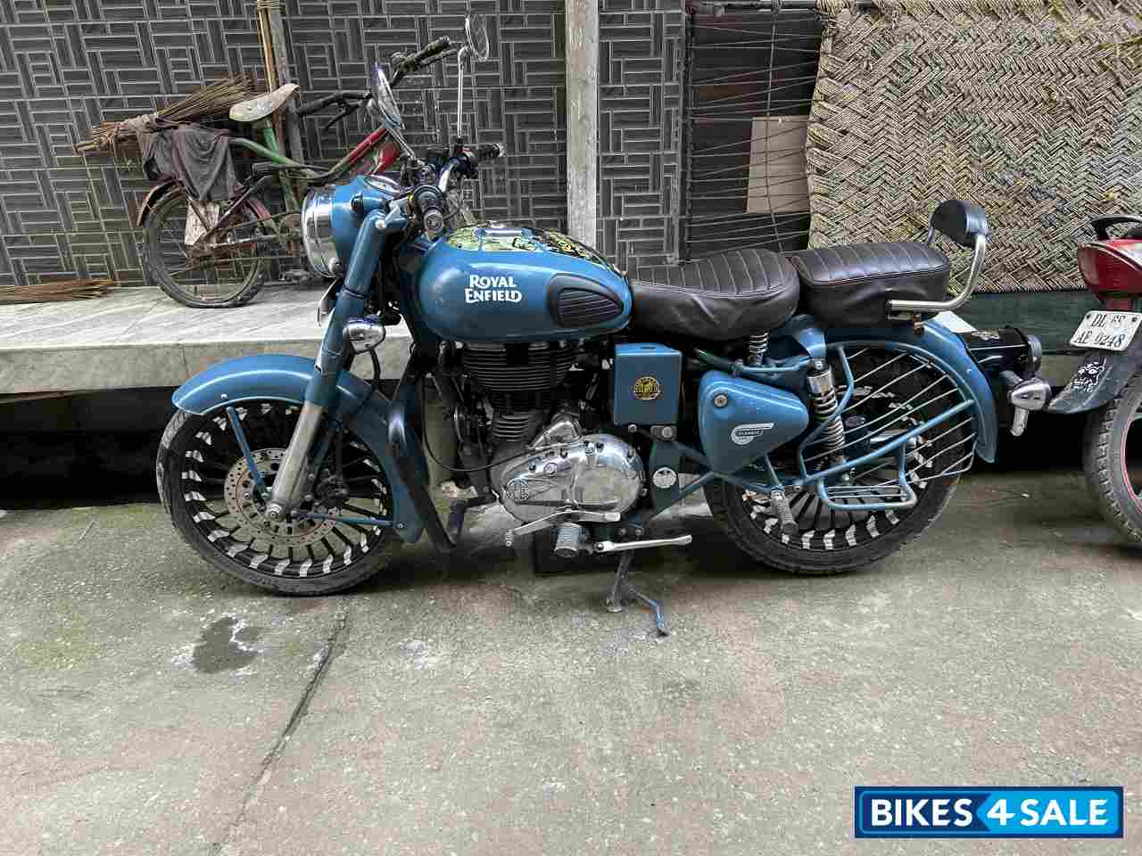 Royal Enfield Classic Squadron Blue Royal Enfield Classic Squadron Blue