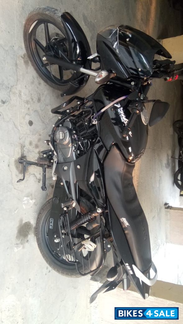 Black Bajaj Pulsar 125 Neon Disc Single Seat