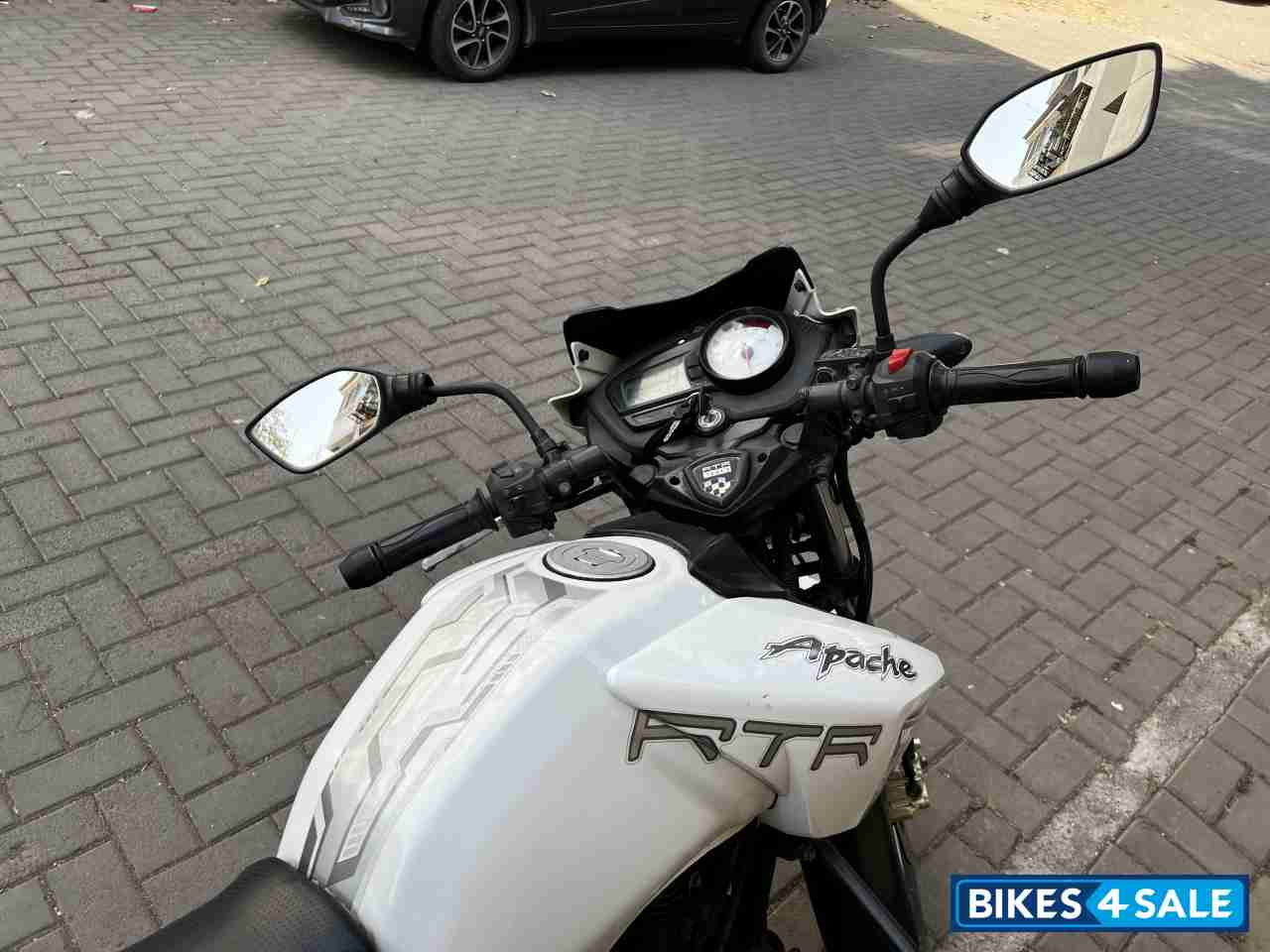White TVS Apache RTR 180