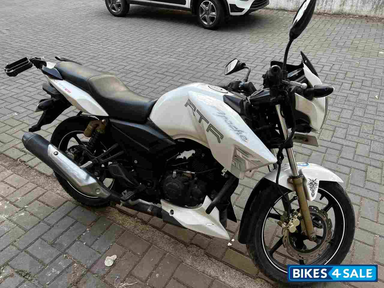 White TVS Apache RTR 180 White TVS Apache RTR 180