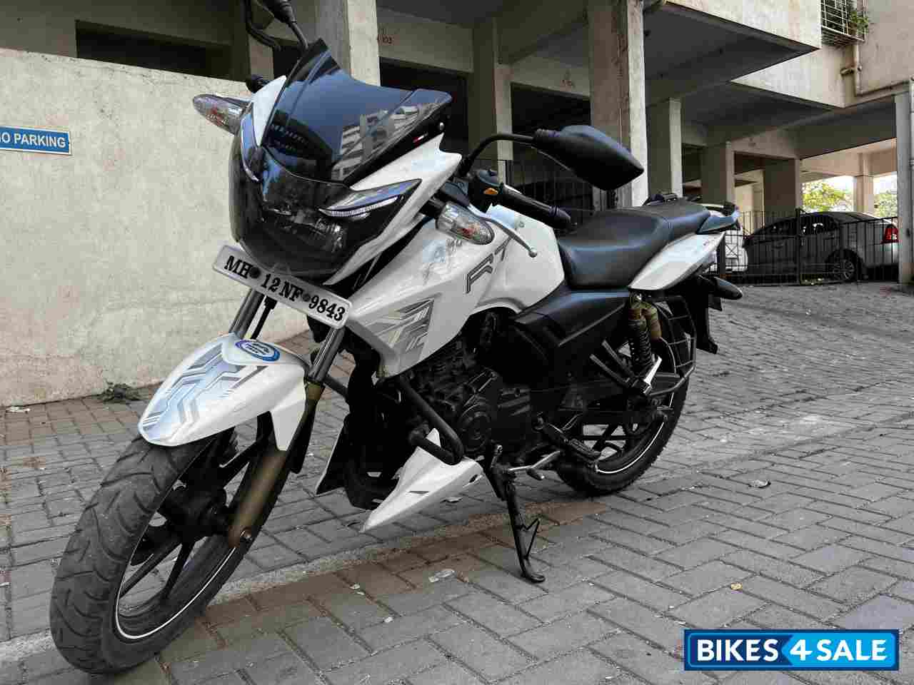 White TVS Apache RTR 180 White TVS Apache RTR 180