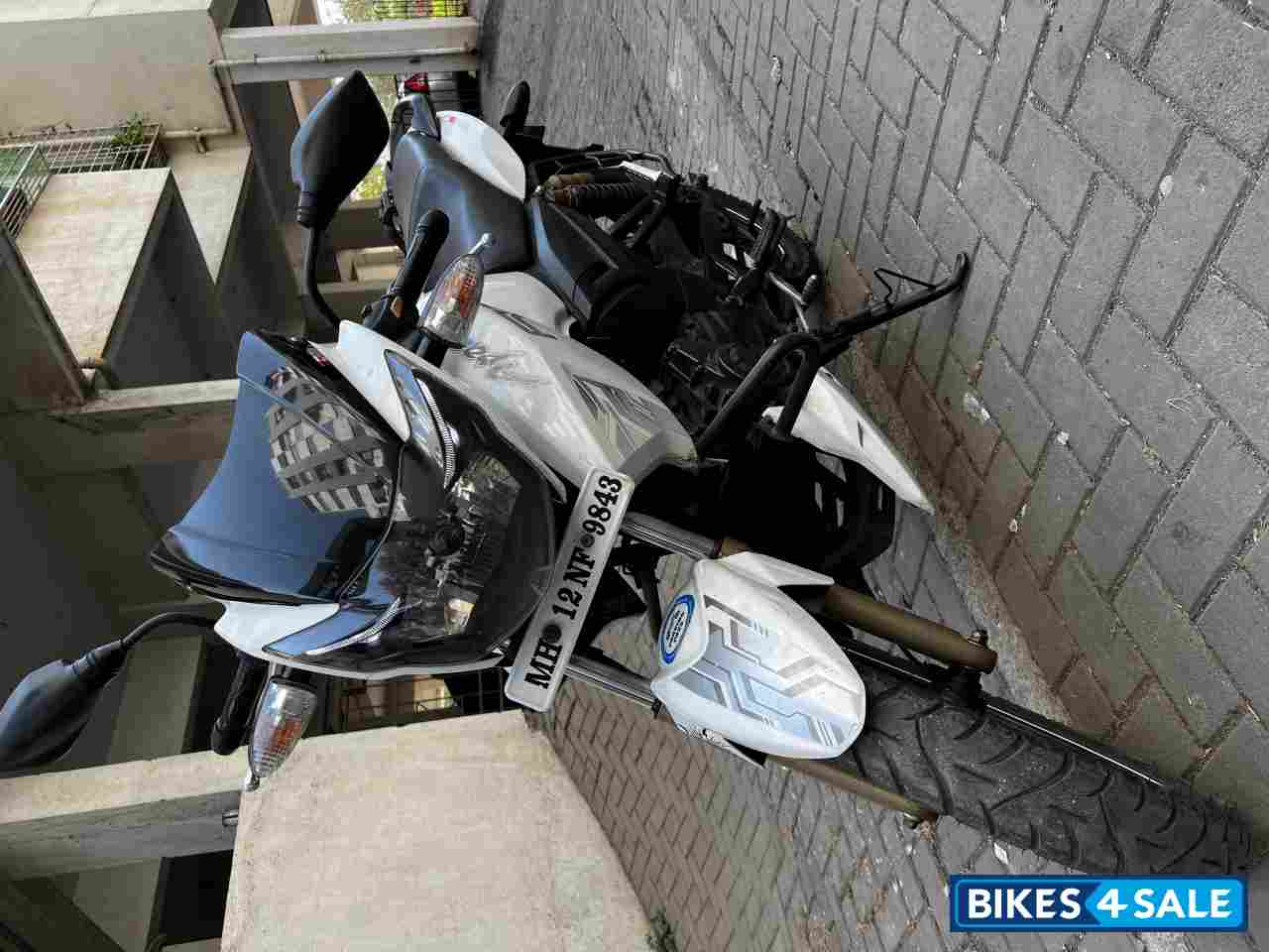 White TVS Apache RTR 180 White TVS Apache RTR 180