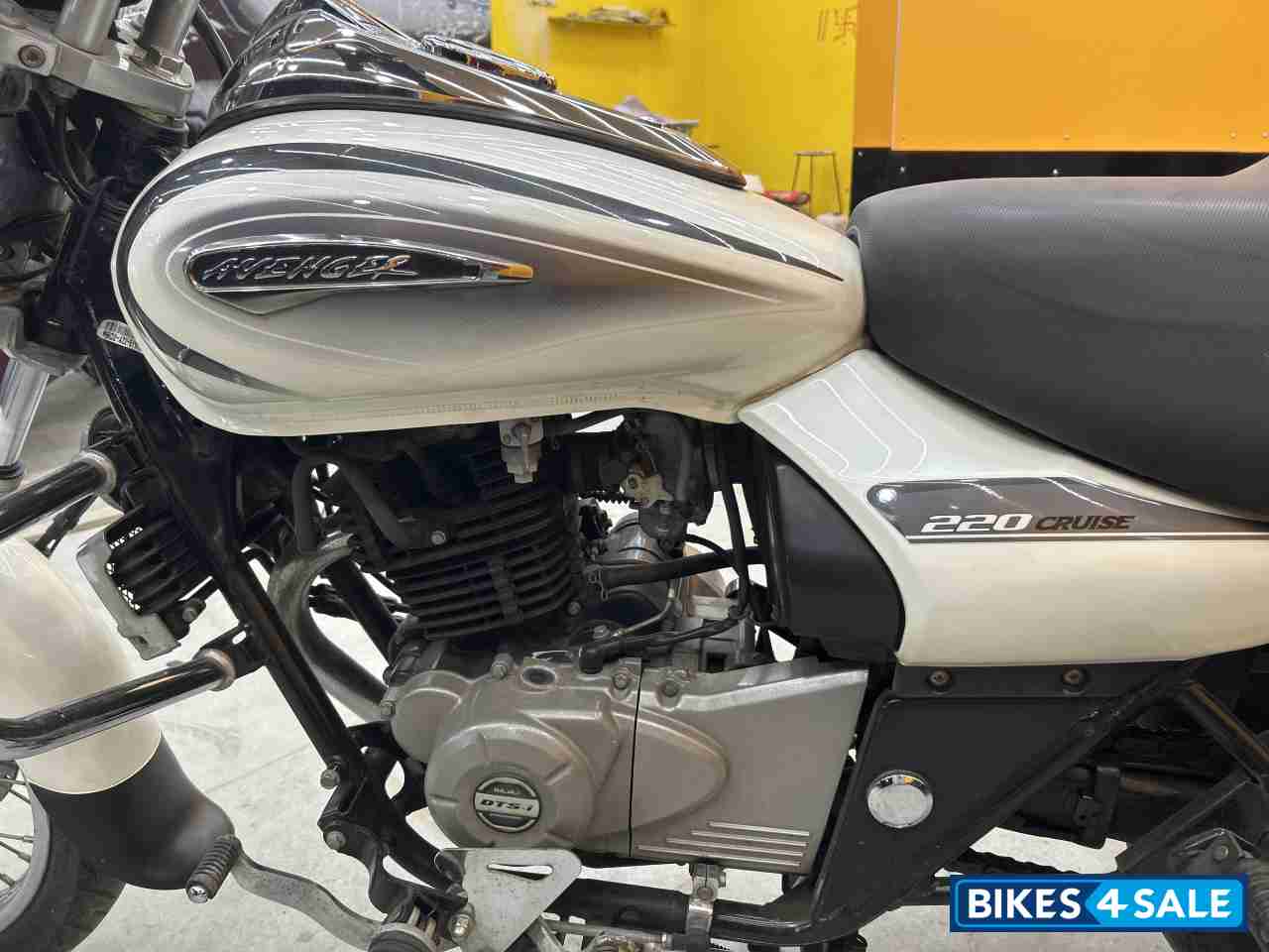 White Bajaj Avenger Cruise 220