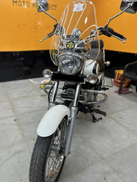 White Bajaj Avenger Cruise 220